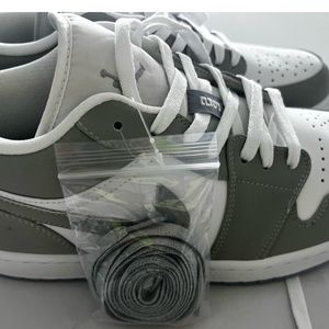 Jordan 1 low smoke grey